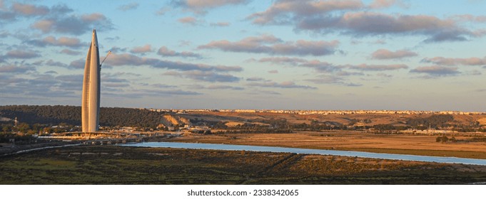 Amplia vista de la futurista Torre Mohammed VI en Salè y Oued Abou Regreg en 2023.