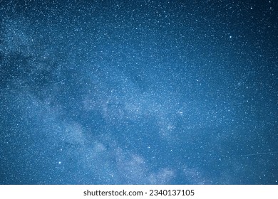 Ciel nocturne avec étoiles et parties de la Voie lactée dans la région de l'Eifel en Allemagne