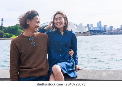 Cặp đôi Nhật Bản mỉm cười trước nhà hát opera