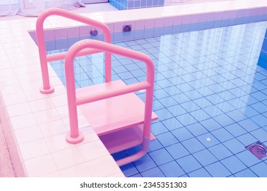 핑크색 계단과 핑크색 집의 복고풍 수영장.