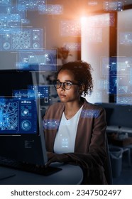 Чернокожая женщина, работающая в офисе, и концепция цифровых данных. Системное проектирование.