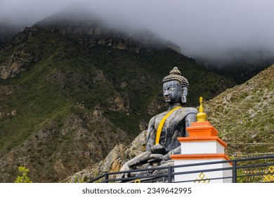 Siddhartha Gautam Buddha szobra Muktinath falura néző Felső Mustangban, Nepálban