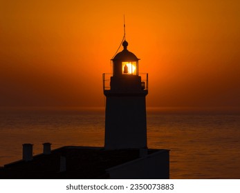 Време за залез в фара Inceburun (Deniz Feneri) Снимка с дрон, Blacksea Beach (Karadeniz Sahili) Sinop Turkey (Turkiye)