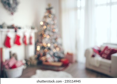 Schöner Feiertagsdekorationsraum mit Weihnachtsbaum, unscharf geschossen für Fotohintergrund