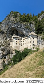 O castelo mundialmente famoso dentro da caverna. Fama do filme de Jackie Chan, Armour of God.