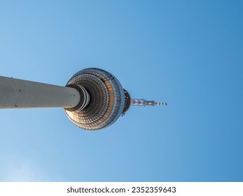 Berlinski televizijski toranj naspram plavog neba. Berlinski TV toranj izbliza.