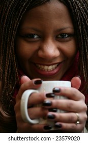 Cận cảnh chân dung của người phụ nữ da đen xinh đẹp với chiếc cốc trắng trong tay. độ sâu nhỏ đến độ sắc nét