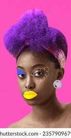 Colaj de artă creativă contemporană. Operă de artă modernă. Portret de fetiță afro-americană cu o imagine strălucitoare și desenată pe față. O nouă viziune asupra frumuseții. Conceptul de îngrijire a feței, feminitate. Suprarealism. pliant.