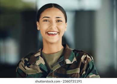 Feliz, retrato e uma mulher no exército para serviço, treinamento de guerra ou soldado em roupas. Sorriso, segurança e uma veterana militar ou menina em equipamento ou uniforme para batalha, confiança ou na marinha