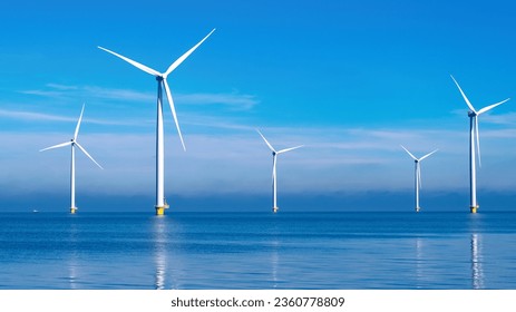 Bulutlu ve mavi gökyüzüne sahip açık deniz yel değirmeni parkı, Flevoland Hollanda Ijsselmeer'deki okyanustaki yel değirmeni parkı ve rüzgar türbini. Hollanda'da Yeşil Enerji