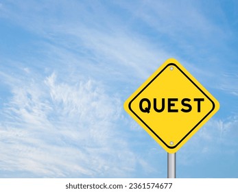 Žltá dopravná značka so slovom quest na modrom pozadí oblohy