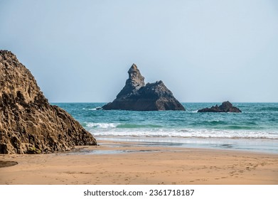 Eng Vue vu Broad Haven Plage Richtung Church Rock a Wales am Summer