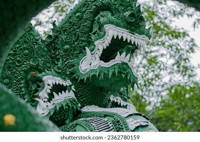 Naga verde gigante al Wat Pa Khlong 11. Tempio tailandese, provincia di Pathum Thani