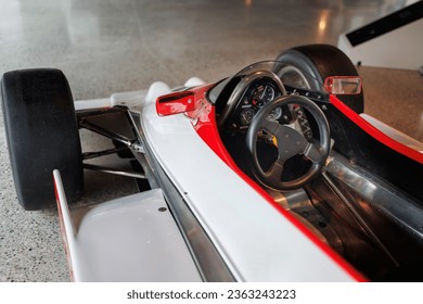 Carro italiano branco de Fórmula 3 Dallara F380 da década de 1980.
