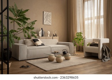 Compoziție caldă și confortabilă a interiorului sufrageriei cu canapea modulară cu cadru de poster, fotoliu alb, măsuță de cafea elegantă, plante, perdea bej și accesorii personale. Decorul casei. Șablon.