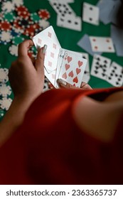 mlada djevojka u novoj haljini i šeširu dijeli karte na pokeru za zelenim stolom. koncept igre pokera. zena