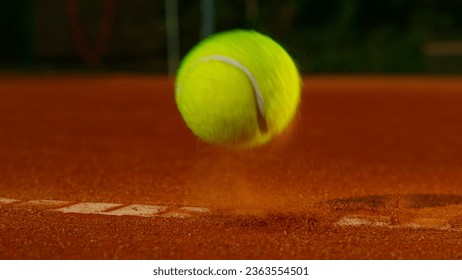 Bola tenis memantul di lapangan tanah liat, gerakan membeku