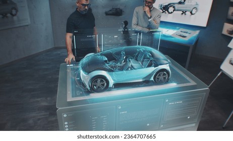 Zwei Automobilingenieure entwickeln die Karosserie eines neuen umweltfreundlichen Elektroautos mithilfe eines futuristischen holografischen Augmented-Reality-Automobilprototyps. 3D-Grafik der Hightech-Entwicklung von Fahrzeugen. VFX-Animation.