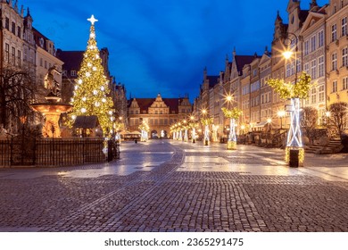 Brad de Crăciun și iluminat pe strada Piața Lungă noaptea în orașul vechi Gdansk, Polonia
