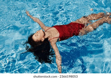 水女人游泳运动泳池女孩年轻水下生活方式人度假蓝色女夏季