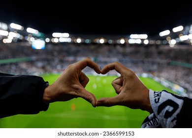 Dia suka pasukan ini. Bentuk hati untuk kelab bola sepak kegemaran semasa perlawanan di stadium