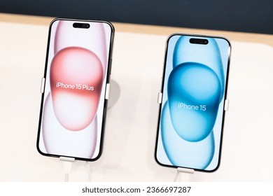 Miếng dán skin kim tuyến đen logo LV nhỏ cho iphone 15promax