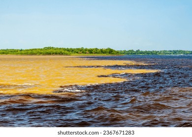 Malerische Aussicht auf die beiden Flüsse Negro und Amazonas, die an einem sonnigen Tag in Manaus, Brasilien zusammentreffen