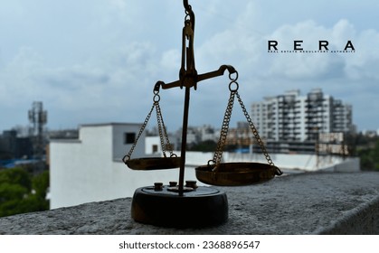 Concept d'autorité de régulation immobilière RERA avec un équilibre placé à côté du bâtiment.