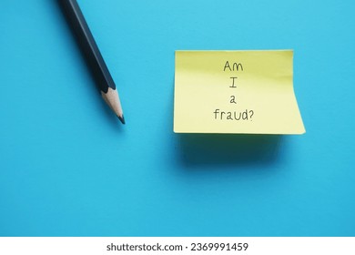 Nalepite listek na modro ozadje z besedilom AM IA FRAUD? pojem SINDROM PREVAZAČA, občutek dvoma o lastnih veščinah, talentih ali dosežkih in ponotranjen strah, da bi bili razkriti kot goljufija