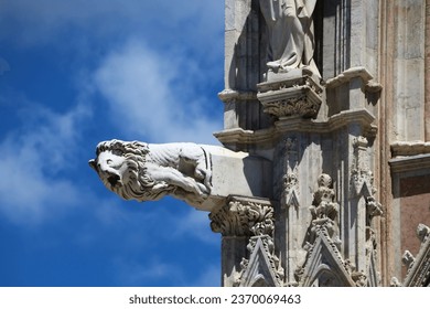 Patung gargoyle di Katedral Siena adalah salah satu contoh arsitektur Gotik terpenting di Italia