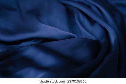 Tecido luxuoso azul ardósia escuro da moda. Dobras têxteis elegantes azul navi. Material de lençóis de cor azul ardósia de seda.