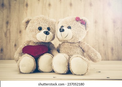zwei Teddybären mit Herz auf Holzhintergrund, Vintage-Ton, Konzept Valentinstag