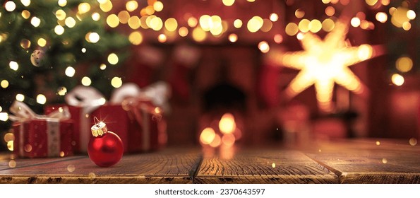 Pohon Natal dengan Dekorasi Dekat Perapian dengan Lampu