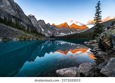 Alpsko jezero u planinama pri zalasku sunca. Jezero Moraine u Nacionalnom parku Banff, Kanadski Stjenjak, Alberta, Kanada.