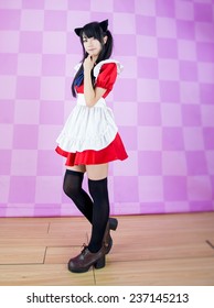 pembantu rumah gadis comel dalam gaya korea latar belakang merah jambu