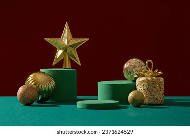 D'Konzept vum "Merry Christmas" mat engem rouden Hannergrond huet dräi Podiumen mat e puer Chrëschtdekoratiounen. D'Praxis, speziell Dekoratiounen zu Chrëschtdag opzehänken, huet eng laang Geschicht.