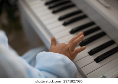 A Jornada Musical Começa: Mão de Criança no Piano. Primeira Aula de Piano de Menina