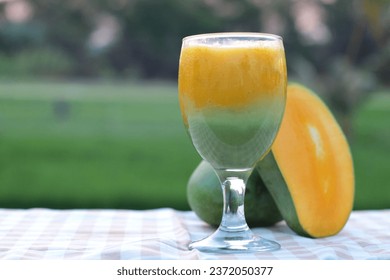segelas minuman macha dan mangga segar di sore hari