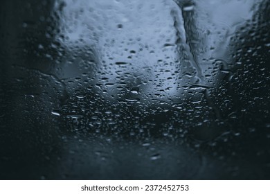 秋天的雨滴在汽車玻璃上