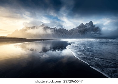 Zonsondergang op de Vestrahorn-berg en het Stokksnes-strand in IJsland