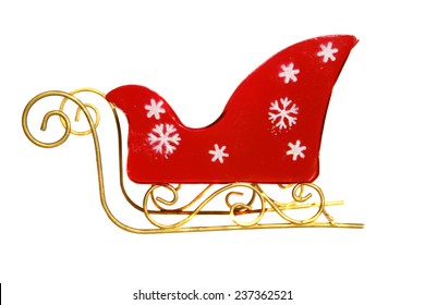 Un auténtico trineo rojo de Papá Noel con adornos dorados y copos de nieve blancos aislados en blanco con espacio para el texto. Papá Noel usa su trineo y su reno para volar por el cielo en Nochebuena