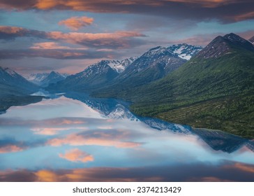 Parcul Național Lacul Clark, Alaska. Munții și răsăritul sau apusul se reflectă pe Lacul Clark.