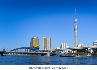 Tokyo Sky Tree vom Flussufer am Nachmittag, Japan.