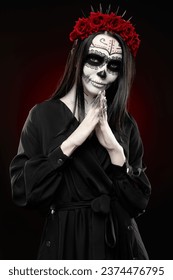 Grua e re me grim calavera (kafkë sheqeri). Vajza shtrigë me bojë vaji muertos (muerte) me fustan të zi. Tema e Ditës së të Vdekurve (dhe Halloween).