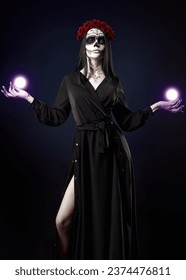 Người phụ nữ trẻ với lớp trang điểm calavera (đầu lâu đường) đang niệm chú. Cô gái phù thủy với lớp sơn muertos (muerte) trong chiếc váy đen. Chủ đề Ngày của người chết (và Halloween)