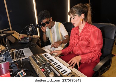 Pianist nimmt mit Hilfe eines Technikers in einem Studio ein neues Lied auf