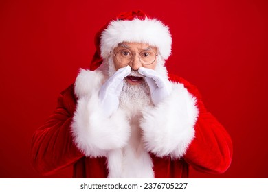 Foto del personaje de hada Papá Noel con guantes blancos y las manos tocan la cara para anunciar una venta de año nuevo aislado sobre fondo de color rojo