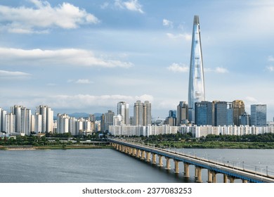 Pemandangan menakjubkan bangunan pencakar langit dan Jambatan Kereta Api Jamsil di atas Sungai Han (Hangang) di Seoul, Korea Selatan. Pemandangan bandar yang menakjubkan. Seoul adalah destinasi pelancongan popular di Asia.