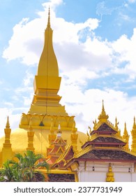 W centrum Wientianu w Laosie znajduje się ogromna buddyjska stupa znana jako Pha That Luang, pokryta złotem.