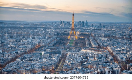 Paris, Pháp. Tháp Eiffel là một điểm thu hút khách du lịch lớn.